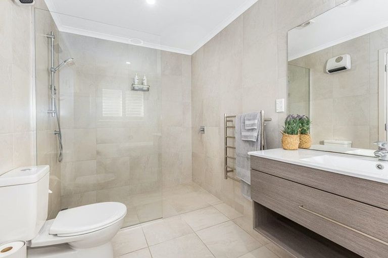 Photo of property in 86 Queen Charlotte Drive, Aotea, Porirua, 5024