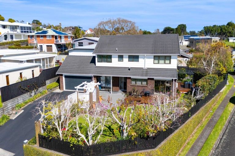Photo of property in 11 Leatham Avenue, Strandon, New Plymouth, 4312
