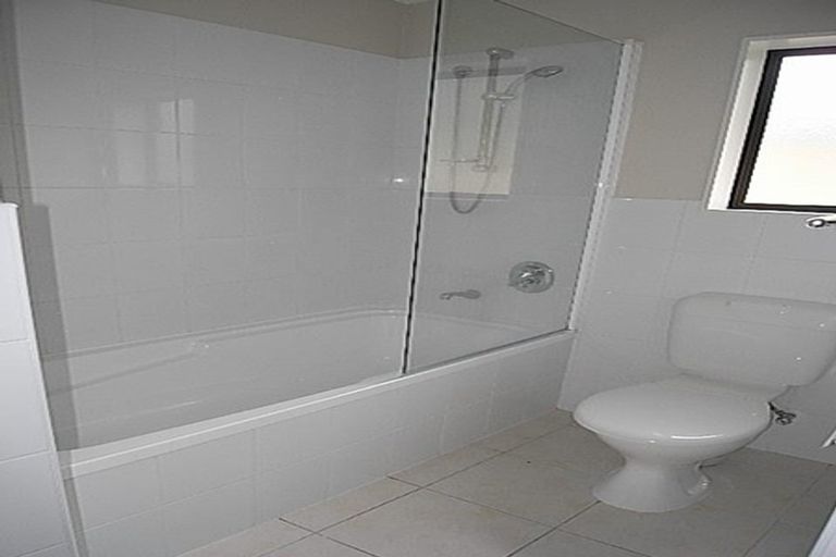 Photo of property in 33 Claverdon Drive, Massey, Auckland, 0614