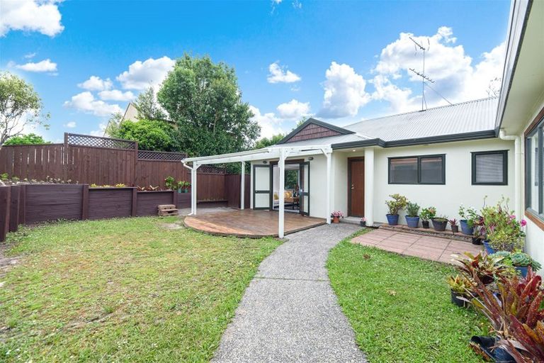 Photo of property in 33 Zefiro Drive, Massey, Auckland, 0614
