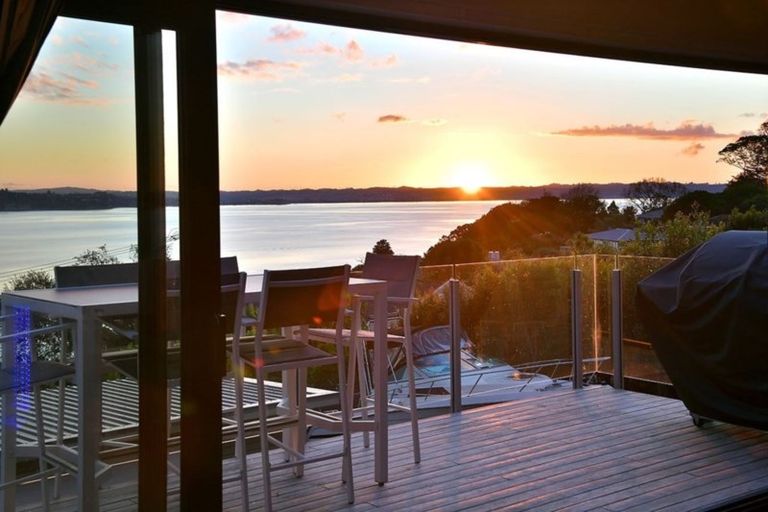 Photo of property in 3 Roberts Road, Tindalls Beach, Whangaparaoa, 0930