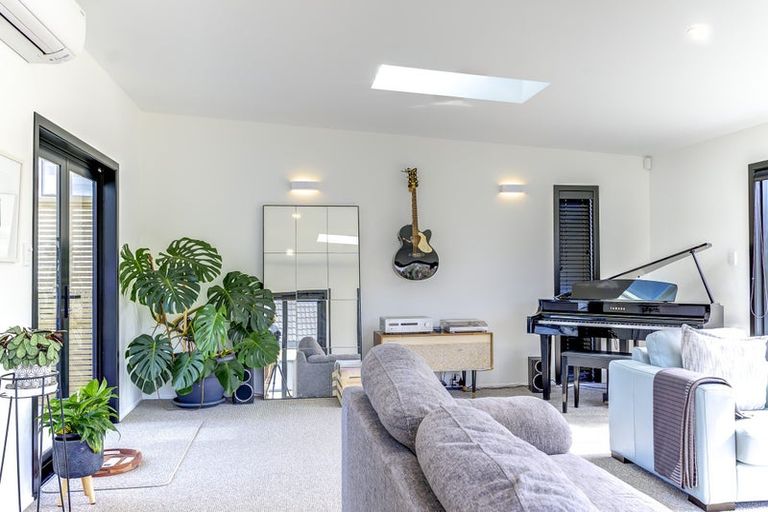 Photo of property in 77 Gilbass Avenue, Hamilton Lake, Hamilton, 3204