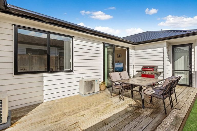 Photo of property in 2 Poutawa Lane, Clarks Beach, 2122