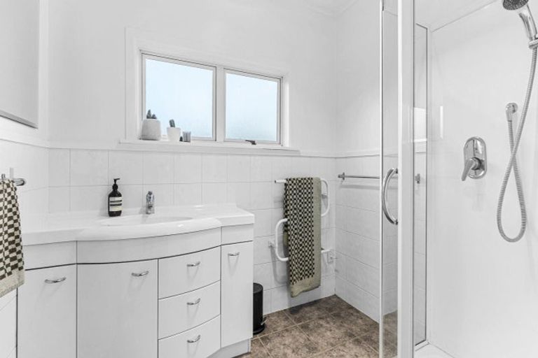 Photo of property in 37 Mcfarlane Street, Oakura, 4314