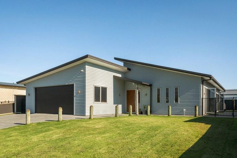 Photo of property in 6 Breaker's Crescent, Waihi Beach, 3611