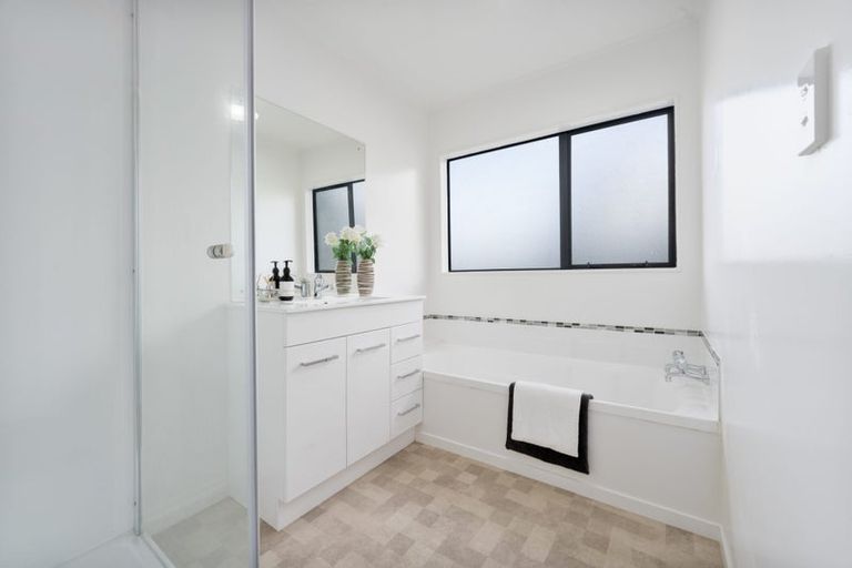 Photo of property in 4229 Great North Road, Glendene, Auckland, 0602