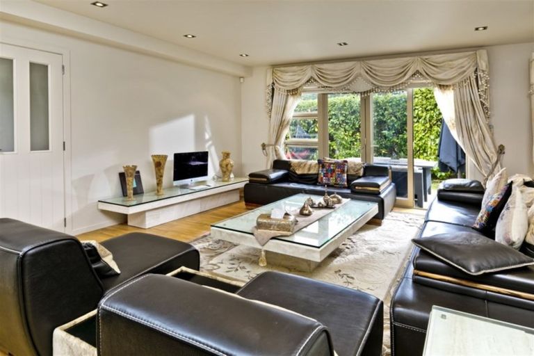 Photo of property in 1 Stow Place, Henderson, Auckland, 0612