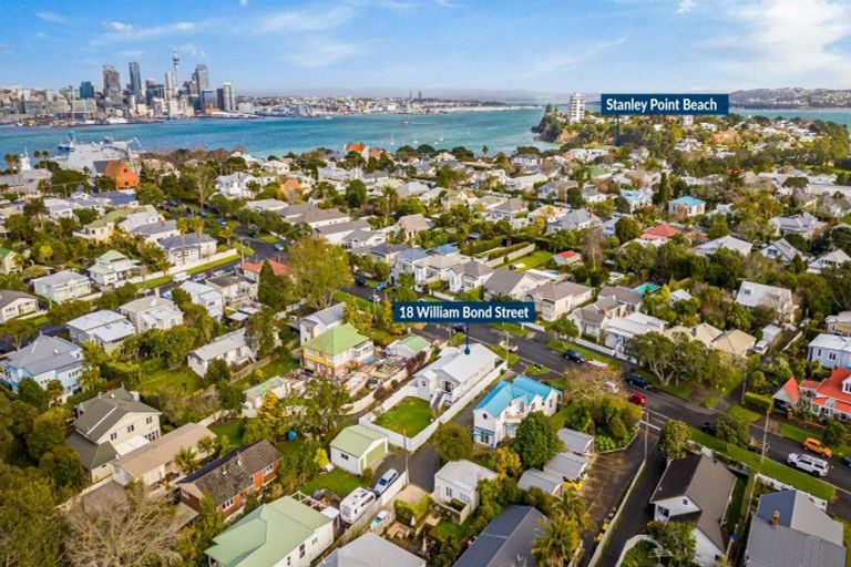 Photo of property in 18 William Bond Street, Stanley Point, Auckland, 0624