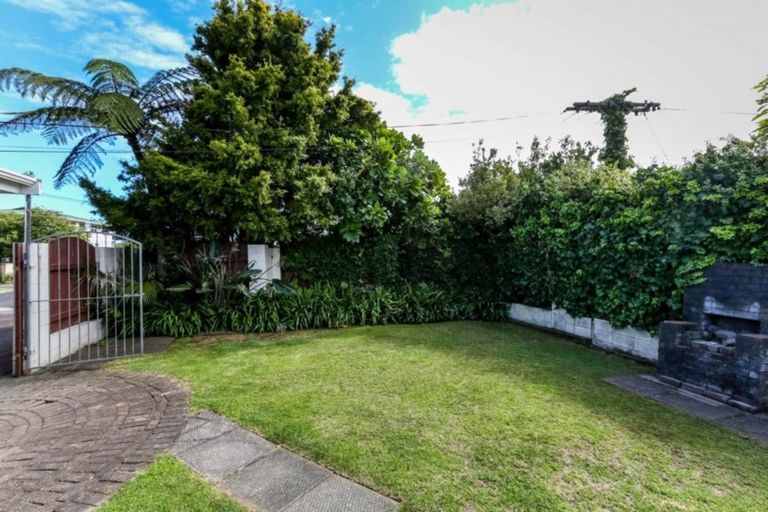 Photo of property in 17 Linda Street, Oakura, 4314