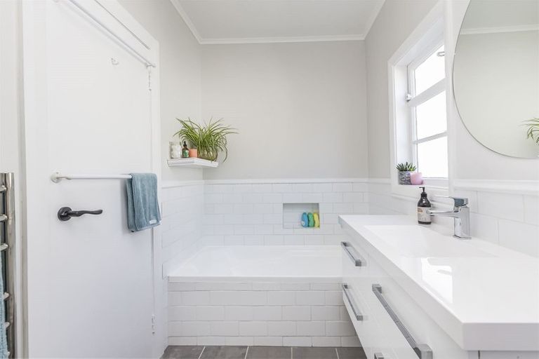 Photo of property in 4 Kiriwai Road, Paremata, Porirua, 5024