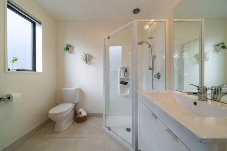 Photo of property in 1 Hovingham Court, Jacks Point, Queenstown, 9371