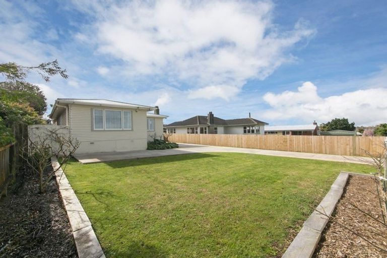 Photo of property in 17 Putini Road, Mangere Bridge, Auckland, 2022