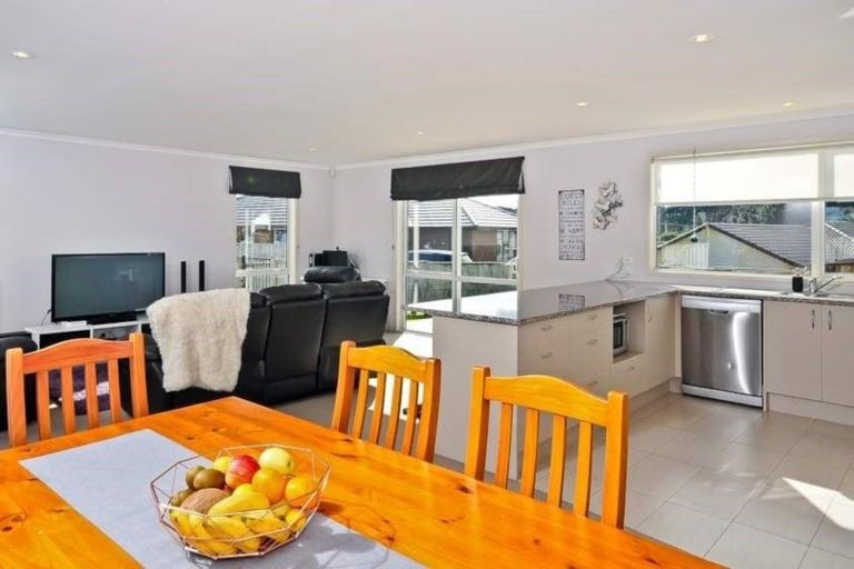 Photo of property in 18 Mcgowan Rise, Tuakau, 2121