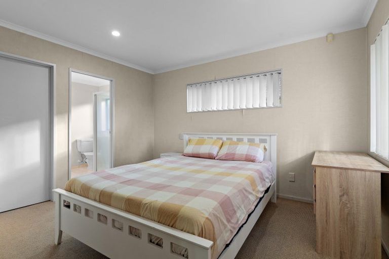 Photo of property in 2 Brosna Place, East Tamaki, Auckland, 2016