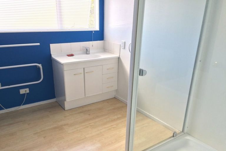 Photo of property in 2/50 Chartwell Avenue, Glenfield, Auckland, 0629