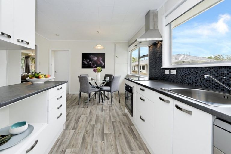 Photo of property in 80 Lantana Road, Green Bay, Auckland, 0604