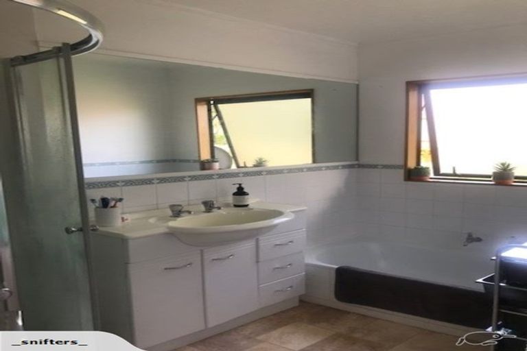 Photo of property in 2/15 Witheford Drive, Bayview, Auckland, 0629