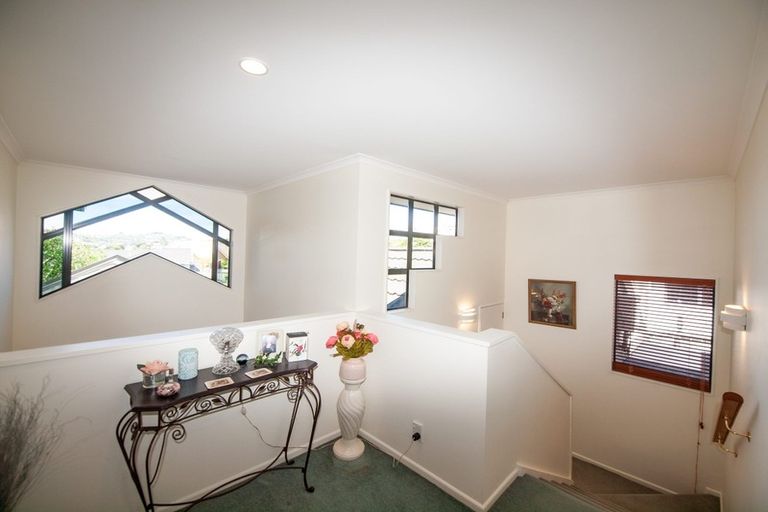 Photo of property in 6 Derry Hill, Churton Park, Wellington, 6037