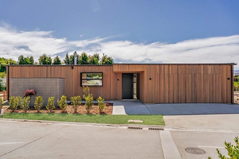 Photo of property in 46 Stackbrae Avenue, Wanaka, 9305