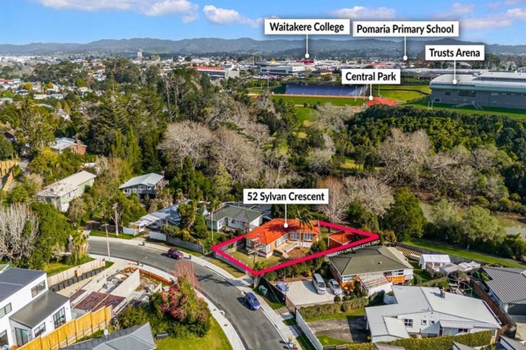 Photo of property in 52 Sylvan Crescent, Te Atatu South, Auckland, 0610