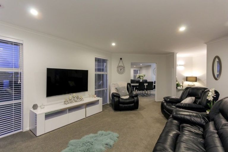 Photo of property in 1 Oakmont Crescent, Waiwhakaiho, New Plymouth, 4312