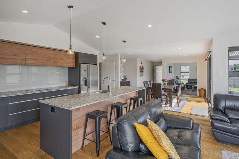 Photo of property in 10 Topping Place, Whitianga, 3510