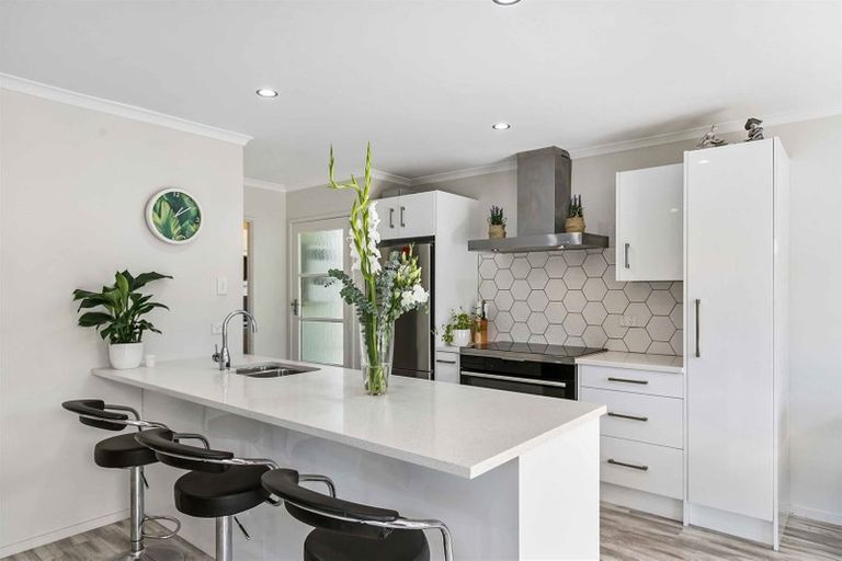 Photo of property in 6 Glastron Place, Bayview, Auckland, 0629