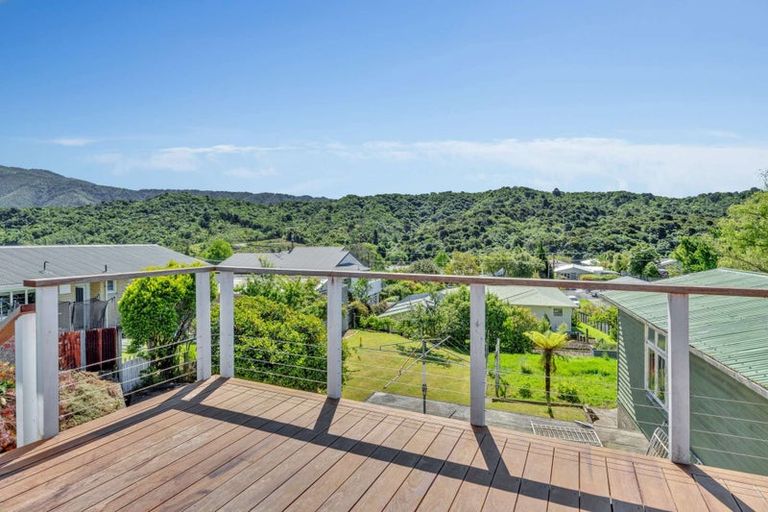 Photo of property in 82 Milton Terrace, Picton, 7220