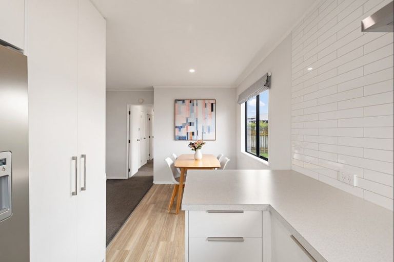 Photo of property in 100 Hillcrest Drive, Kelvin Grove, Palmerston North, 4414