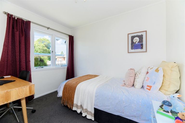 Photo of property in 54 Neil Avenue, Te Atatu Peninsula, Auckland, 0610