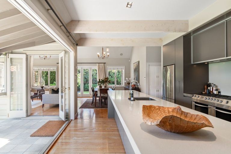 Photo of property in 247 Devonport Road, Tauranga, 3110