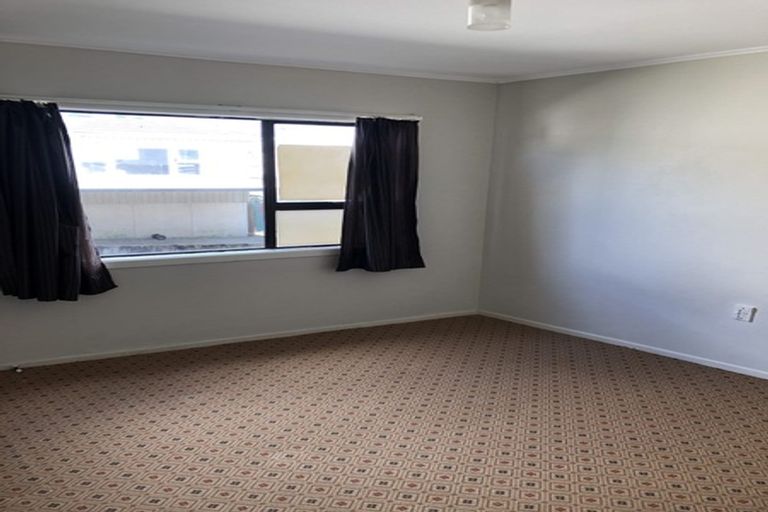 Photo of property in 1/68 College Road, Northcote, Auckland, 0627