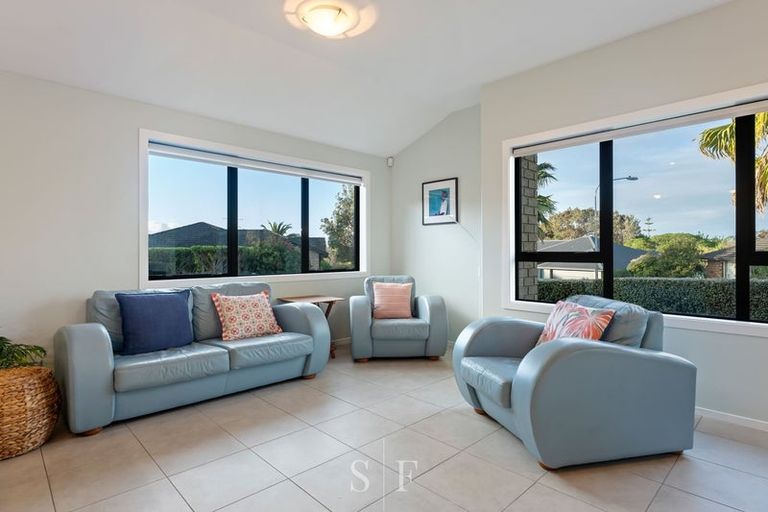 Photo of property in 22 Fairway Oaks Drive, Waikanae Beach, Waikanae, 5036