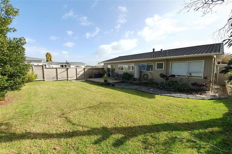 Photo of property in 2/18a Sherwood Avenue, Te Atatu South, Auckland, 0610
