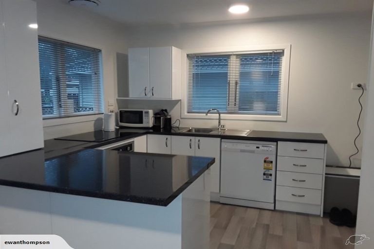 Photo of property in 2 Hereford Street, Te Atatu Peninsula, Auckland, 0610