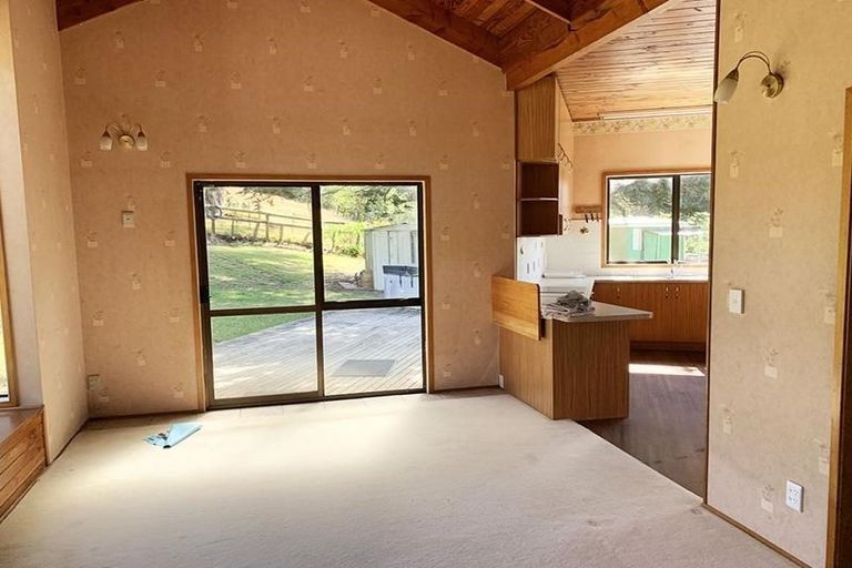 Photo of property in 15 Te Henga Road, Waitakere, Henderson, 0781