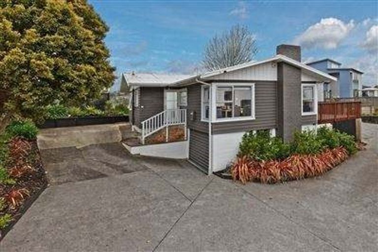 Photo of property in 10 Saffron Street, Birkdale, Auckland, 0626