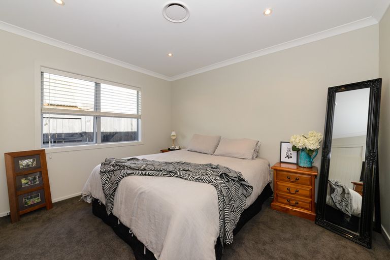 Photo of property in 35 Rodeo Drive, Kelvin Grove, Palmerston North, 4414