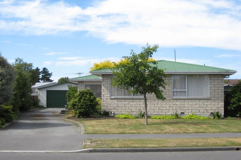 Photo of property in 28 Royal Park Drive, Parklands, Christchurch, 8083