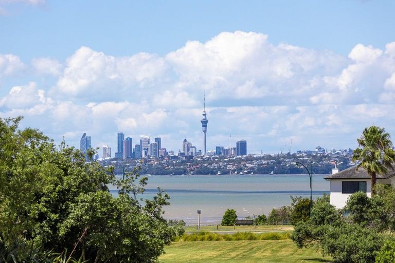 Photo of property in 16 Waimanu Bay Drive, Te Atatu Peninsula, Auckland, 0610