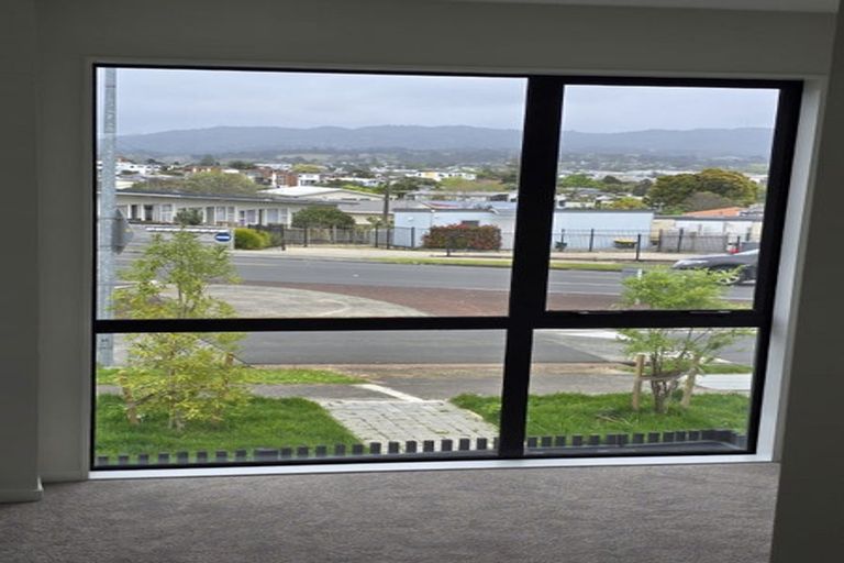 Photo of property in 1/267 Great North Road, Henderson, Auckland, 0612