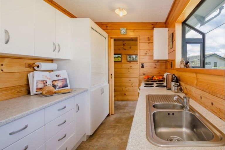 Photo of property in 6 Oratia Street, Waikanae Beach, Waikanae, 5036