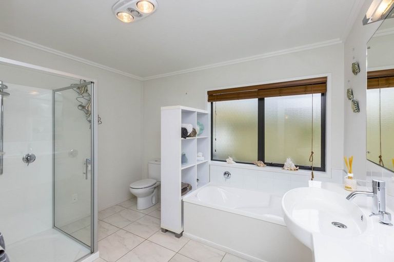 Photo of property in 22 Jade Crescent, Timberlea, Upper Hutt, 5018