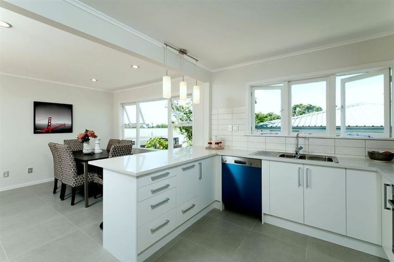 Photo of property in 16 Hauraki Crescent, Pinehill, Auckland, 0632