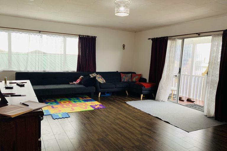 Photo of property in 1/2 Netherlands Avenue, Kelston, Auckland, 0602