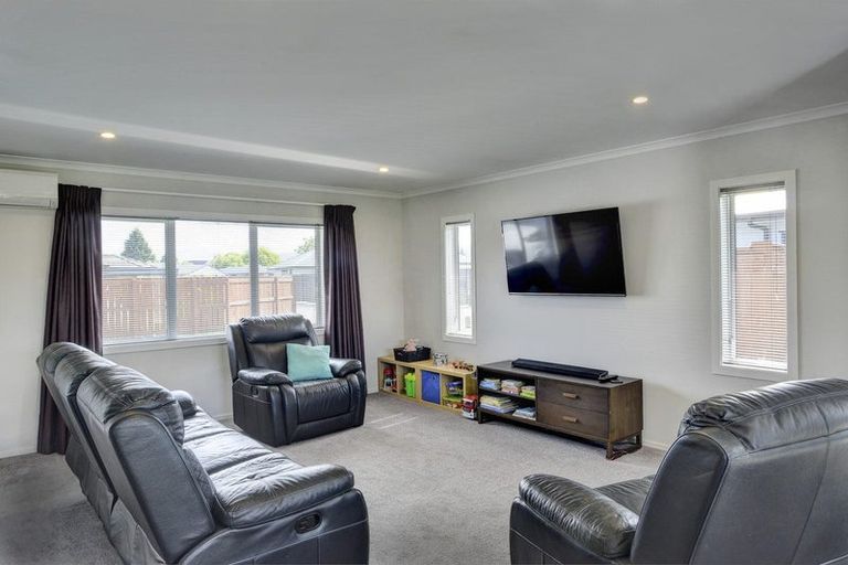 Photo of property in 12 Austin Reid Avenue, Carterton, 5713