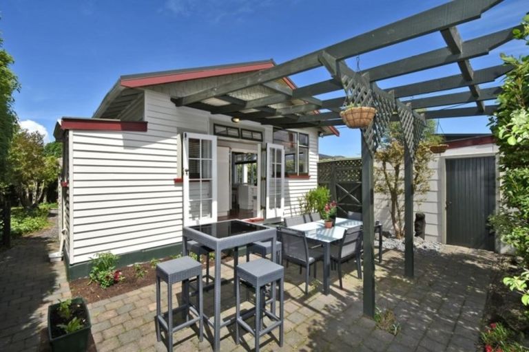 Photo of property in 12 Packe Street, Edgeware, Christchurch, 8013
