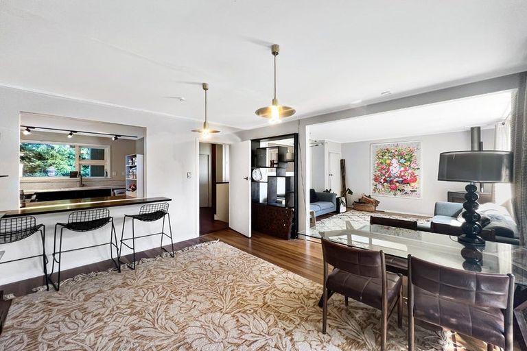 Photo of property in 5 Richmond Road, Mahina Bay, Lower Hutt, 5013