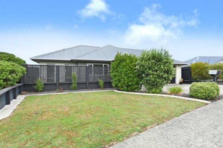 Photo of property in 9 James Nairn Grove, Riverstone Terraces, Upper Hutt, 5018