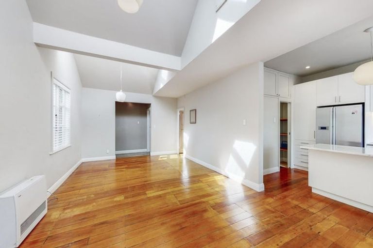 Photo of property in 19 Scarborough Terrace, Mount Victoria, Wellington, 6011